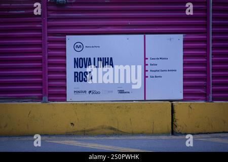 Porto, Portogallo. 20 dicembre 2024. Uno striscione della nuova linea Rosa della metropolitana di Porto visto nelle barriere del cantiere in viale Aliados. Sono in corso lavori per la nuova linea rosa della metropolitana di Porto nel centro della città, in Aliados Avenue, a Porto, Portogallo. (Foto di Telmo Pinto/SOPA Images/Sipa USA) credito: SIPA USA/Alamy Live News Foto Stock