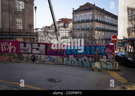 Porto, Portogallo. 20 dicembre 2024. Un uomo passa nel cantiere per la nuova linea rosa della metropolitana di Porto, vicino alla stazione di São Bento. Sono in corso lavori per la nuova linea rosa della metropolitana di Porto nel centro della città, in Aliados Avenue, a Porto, Portogallo. (Foto di Telmo Pinto/SOPA Images/Sipa USA) credito: SIPA USA/Alamy Live News Foto Stock