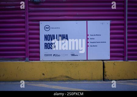 Porto, Portogallo. 20 dicembre 2024. Uno striscione della nuova linea Rosa della metropolitana di Porto visto nelle barriere del cantiere in viale Aliados. Sono in corso lavori per la nuova linea rosa della metropolitana di Porto nel centro della città, in Aliados Avenue, a Porto, Portogallo. (Immagine di credito: © Telmo Pinto/SOPA Images via ZUMA Press Wire) SOLO PER USO EDITORIALE! Non per USO commerciale! Foto Stock