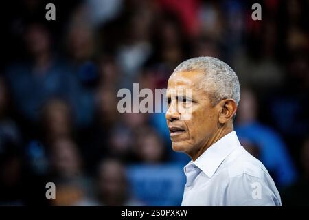 L'ex presidente Barack Obama parla ad una manifestazione durante la campagna presidenziale del 2024. Foto Stock