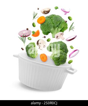 Verdure per zuppe e pentole in aria su sfondo bianco Foto Stock