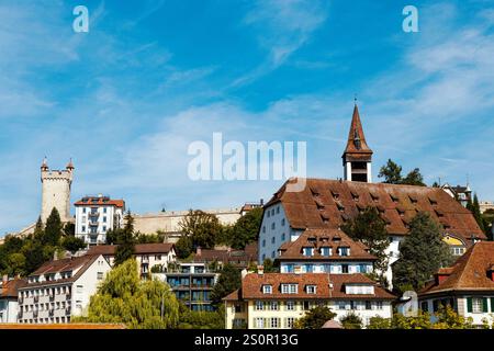 La torre del muro Musegg di Männliturm e il vecchio edificio dell'Amoury, Lucerna, Svizzera Foto Stock