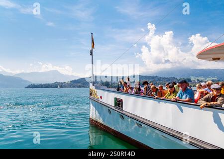 Persone che si godono un giro in barca a vapore sul lago di Lucerna, Lucerna, Svizzera Foto Stock