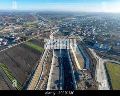 Nuova autostrada a più corsie S52 in Polonia, aperta il 23 dicembre 2024. Parte della circonvallazione intorno a Cracovia. Un tunnel sotto il villaggio di Zielonki Foto Stock