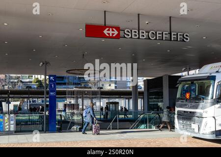 Lugano, Svizzera - 24 dicembre 2024: Ingresso della stazione ferroviaria di Lugano con i viaggiatori Foto Stock