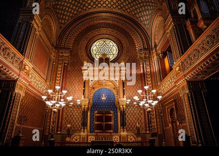 Interno dorato della sinagoga spagnola in stile moresco, ora sede di un museo ebraico, nella città vecchia ebraica (Josefov), Praga, Repubblica Ceca Foto Stock