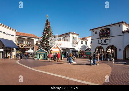 Il centro commerciale outlet San Clemente offre un'ampia varietà di opzioni di shopping a prezzi scontati, con marchi e negozi famosi per la moda, articoli per la casa e molto altro Foto Stock