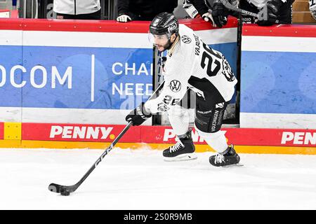 Eishockey DEL - 24/25 - 31. Spieltag: Düsseldorfer EG vs Grizzlys Wolfsburg am 28.12.2024 im PSD Bank Dome a Düsseldorf Wolfsburgs Phil Varone (Nr.26) foto: Osnapix Foto Stock