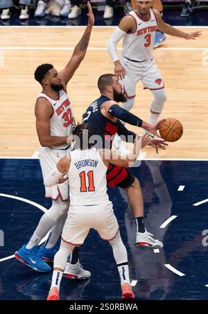 Washington, Stati Uniti. 28 dicembre 2024. WASHINGTON, DC - DICEMBRE 28: Jonas Valanciunas, centro dei Washington Wizards (17), si libera durante una partita NBA tra i Washington Wizards e i New York Knicks, il 28 dicembre 2024, alla Capital One Arena di Washington, DC. Crediti: SIPA USA/Alamy Live News Foto Stock