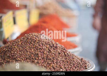 Spezie vivaci e colorate splendidamente esposte nei cesti Market Foto Stock