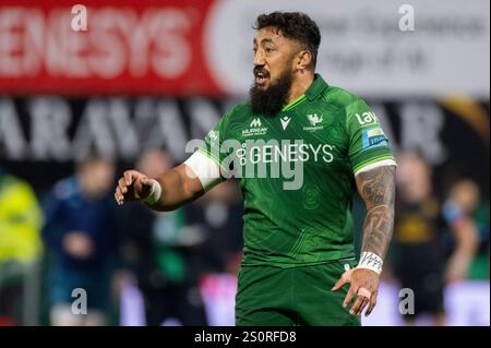 Galway, Irlanda. 29 dicembre 2024. Bundee Aki del Connacht durante la partita del 9° turno del Campionato di rugby United tra Connacht Rugby e Ulster Rugby al Dexcom Stadium di Galway, Irlanda, il 28 dicembre 2024 (foto di Andrew SURMA/ Credit: SIPA USA/Alamy Live News Foto Stock