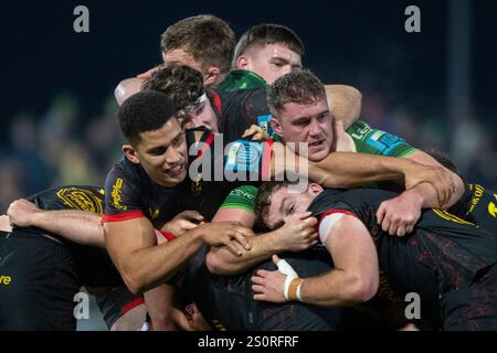 Galway, Irlanda. 29 dicembre 2024. Giocatori in azione durante la partita del 9° turno del Campionato di rugby United tra Connacht Rugby e Ulster Rugby al Dexcom Stadium di Galway, Irlanda, il 28 dicembre 2024 (foto di Andrew SURMA/ Credit: SIPA USA/Alamy Live News Foto Stock