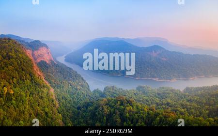 Vista panoramica aerea della valle del fiume Sharavathi dal punto panoramico vicino alle cascate Jog. Le cascate di Jog sono una cascata nello stato indiano del Karnataka. Foto Stock