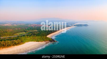 Vista panoramica aerea di Galgibaga, Talpona e Rajbag al tramonto. Galgibaga o Galgibagh Beach - una spiaggia pubblica si trova vicino al mare di Palolem in Foto Stock
