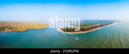 Vista panoramica aerea della spiaggia di Querim e del fiume Terekhol. Arambol Beach - una spiaggia pubblica si trova a Goa Nord, in India. Foto Stock