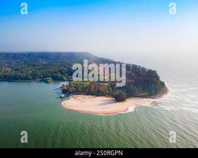 Vista panoramica aerea della spiaggia di Querim e del fiume Terekhol. Arambol Beach - una spiaggia pubblica si trova a Goa Nord, in India. Foto Stock