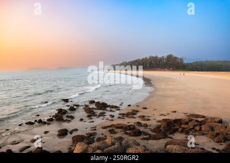 Spiaggia di Galgibaga al tramonto. Galgibaga o Galgibagh Beach - una spiaggia pubblica si trova a South Goa, in India, vicino al mare di Palolem. Foto Stock