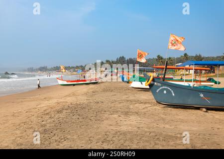Agonda, India - 26 gennaio 2023: Barche alla spiaggia di Agonda. Agonda Beach è una spiaggia pubblica situata vicino alla famosa spiaggia di Palolem a South Goa a Indi Foto Stock