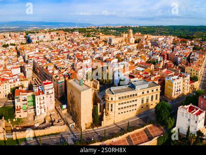 Torre Pretoriana e Circo Romano a Tarragona. Tarragona è una città portuale situata nel nord-est della Spagna sulla Costa Daurada, nella regione della Catalogna, in Spagna. Foto Stock