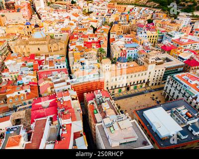 Vista panoramica aerea del Municipio e della Cattedrale di San Nicolas, Alicante. Concatedral de San Nicolas è una cattedrale cattolica situata nella città di Alicante Foto Stock