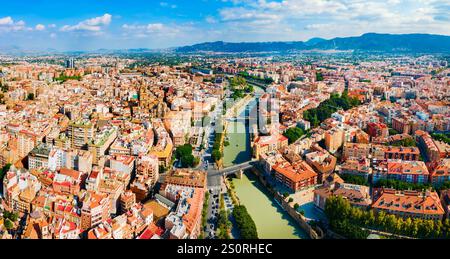 Vista panoramica aerea del centro di Murcia e del fiume Segura. Murcia è una città della Spagna sudorientale. Foto Stock