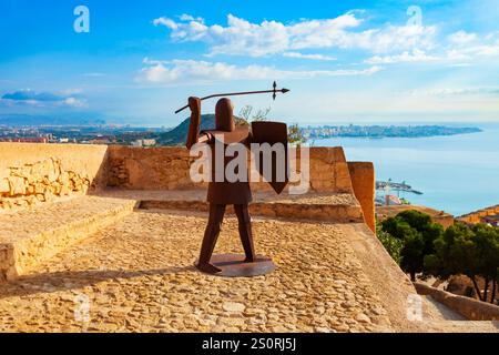 Alicante, Spagna - 18 ottobre 2021: Scultura del Cavaliere al Castello di Santa Barbara. Santa Barbara è un forte che sorge sul Monte Benacantil, nel centro di Foto Stock