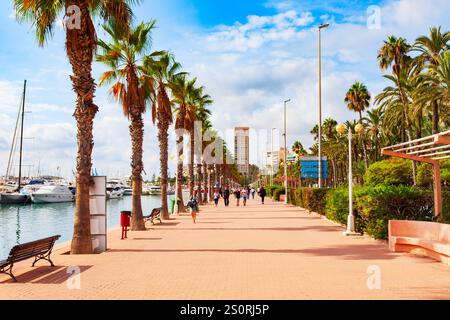 Alicante, Spagna - 18 ottobre 2021: Passeggiata al porto di Alicante. Alicante è una città della regione di Valencia, in Spagna. Foto Stock