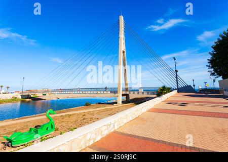 Fuengirola, Spagna - 24 ottobre 2021: Puente de la Armada è un ponte pedonale con stallato a fune nella città di Fuengirola, sulla Costa del Sol, in provincia di Malag Foto Stock