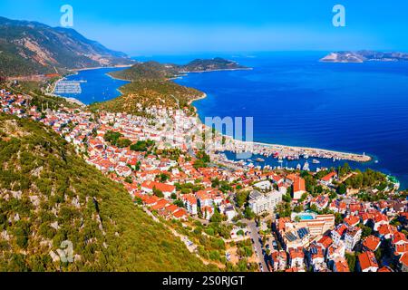 Vista panoramica aerea del porto di Kas o del porticciolo. Kas o Kash è una piccola località balneare della provincia di Antalya in Turchia. Foto Stock