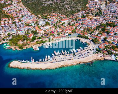 Vista panoramica aerea del porto di Kas o del porticciolo. Kas o Kash è una piccola località balneare della provincia di Antalya in Turchia. Foto Stock