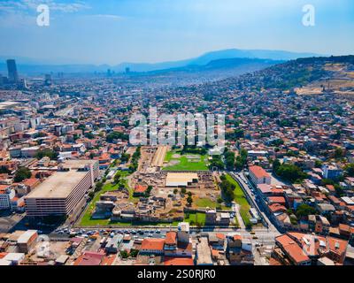 Vista panoramica aerea dell'Agorà di Smirne. L'Agorà di Smirne è un'antica agorà romana situata nella città di Smirne in Turchia. Foto Stock