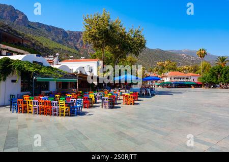 Street Cafe in Piazza della Repubblica o Cumhuriyet Meydani, una piazza principale della città di Kas. Kas o Kash è una piccola località balneare situata nella provincia di Antalya in Foto Stock