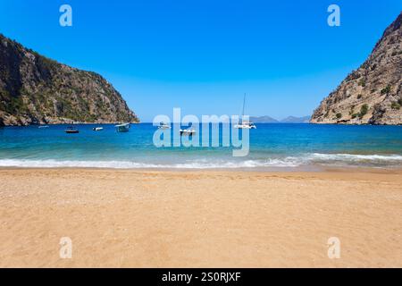 La spiaggia di Butterfly Valley o Kelebekler Vadisi è una bellissima spiaggia vicino al villaggio di Oludeniz, distretto di Fethiye in Turchia Foto Stock