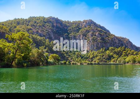 Fiume Dalyan e montagna nella città di Dalyan nella provincia di Mugla, Turchia Foto Stock