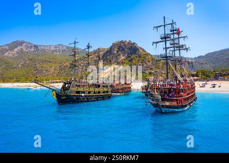 Oludeniz, Turchia - 13 luglio 2022: Barche turistiche sulla spiaggia di Oludeniz nel distretto di Fethiye in Turchia Foto Stock