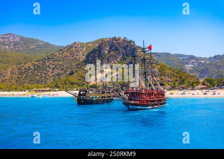 Oludeniz, Turchia - 13 luglio 2022: Barche turistiche sulla spiaggia di Oludeniz nel distretto di Fethiye in Turchia Foto Stock