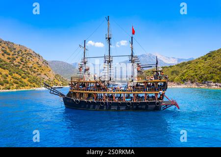 Oludeniz, Turchia - 13 luglio 2022: Barca presso l'isola di Gemiler o San Nicola vicino al villaggio di Oludeniz, distretto di Fethiye in Turchia Foto Stock