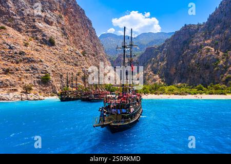 Oludeniz, Turchia - 13 luglio 2022: Barche turistiche vicino alla spiaggia della valle delle farfalle, villaggio di Oludeniz nel distretto di Fethiye in Turchia Foto Stock