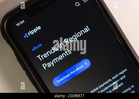 Il sito Web di Ripple viene visualizzato su un iPhone. XRP, la criptovaluta nativa di Ripple, è ottimizzata per trasferimenti di valuta fiat veloci ed efficienti a livello globale. Foto Stock