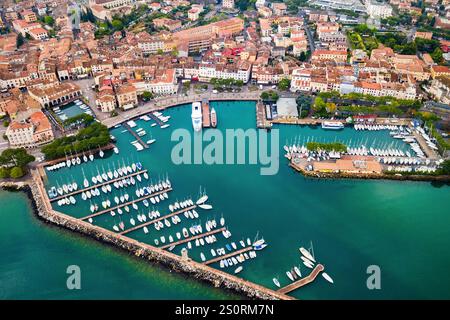Desenzano del Garda antenna porto vista panoramica. Desenzano è una cittadina sulle rive del Lago di Garda in provincia di Brescia in Lombardia, Italia. Foto Stock