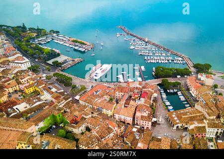 Desenzano del Garda antenna porta vista panoramica. Desenzano è una cittadina sulle rive del Lago di Garda in provincia di Brescia in Lombardia, Italia. Foto Stock