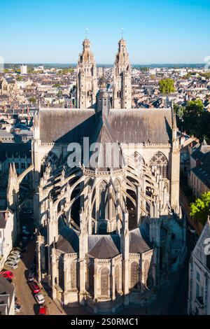 La cattedrale di Tours antenna vista panoramica, una chiesa cattolica romana situato nella città di Tours nella Valle della Loira in Francia Foto Stock