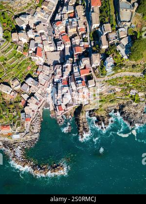 Antenna di Riomaggiore vista panoramica. Riomaggiore è una piccola cittadina nel Parco Nazionale delle Cinque Terre, La Spezia Provincia nella regione Liguria, Italia settentrionale Foto Stock