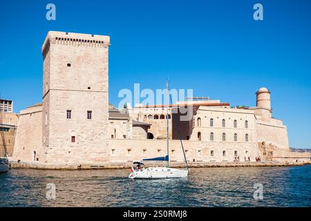 Fort Saint Jean è una fortificazione all'ingresso del vecchio porto di Marsiglia città in Francia Foto Stock