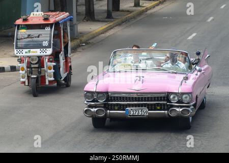 VARADERO, CUBA - 30 AGOSTO 2023: Rosa Cadillac Eldorado 1959 nelle strade di Varadero, Cuba per un giro turistico ad Avenida Primera Foto Stock