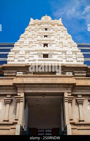 Sri Radha Krishna Temple è situato a Bangalore in India, uno dei più grandi templi ISKCON nel mondo Foto Stock