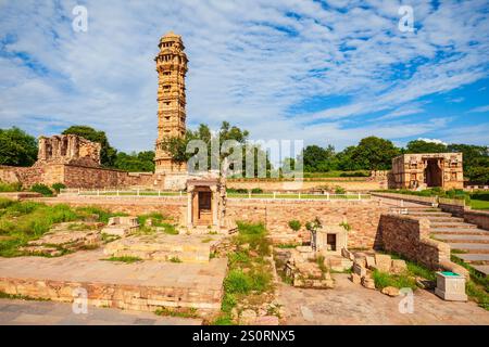 Vijaya o Vijay Stambha significa Torre della Vittoria è una torre monumento a Chittor Fort nella città di Chittorgarh, Rajasthan stato dell'India Foto Stock