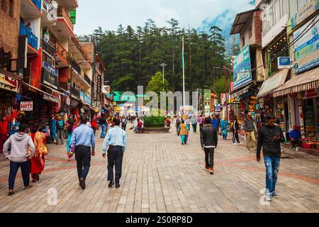 Manali, INDIA - 27 SETTEMBRE 2019: The Mall è una strada pedonale principale nella città di Manali, Himachal Pradesh stato dell'India Foto Stock