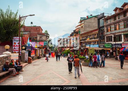 Manali, INDIA - 27 SETTEMBRE 2019: The Mall è una strada pedonale principale nella città di Manali, Himachal Pradesh stato dell'India Foto Stock