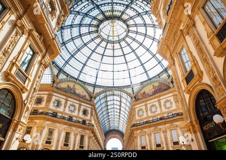 Milano, Italia - 09 Aprile 2019: la Galleria Vittorio Emanuele II è un attivo più antico centro commerciale e un importante punto di riferimento di Milano in Italia Foto Stock